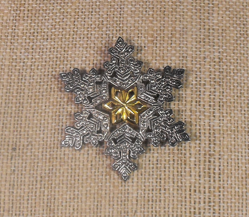 Winter Christmas Season Womens Jewelry Free Shipping Vintage Silver and Gold Tone Snowflake Style Brooch Pin