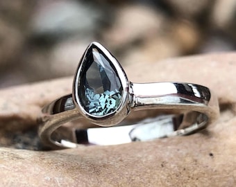 Anillo Montana con bisel plateado y zafiro bicolor, talla 8
