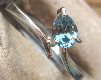 Anillo solitario de plata con zafiro de Montana en forma de pera, talla 8.