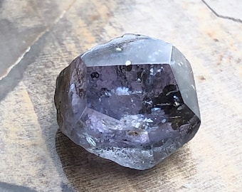 Zafiro Montana de 5,2 ct color púrpura medianoche de la mina Blaze N Gems en el bar Eldorado