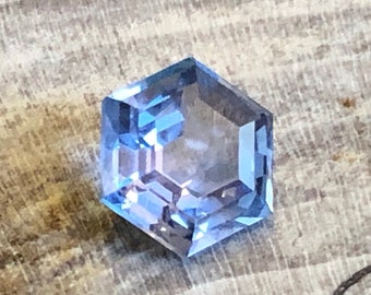 Octogon con taglio personalizzato blu/viola in zaffiro Montana da 1,85 ct