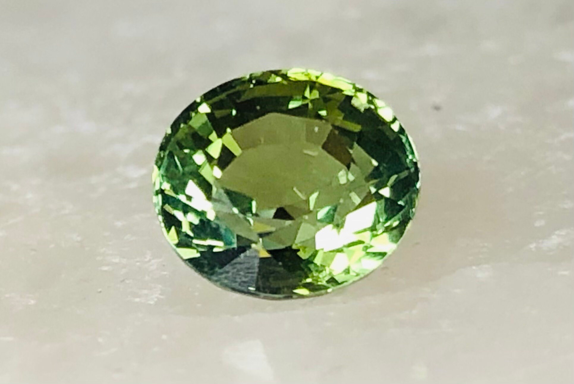 Corte oval de turmalina verde brilhante 2,08 ct