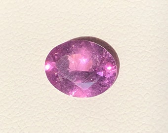 Piedra preciosa ovalada de granate frambuesa de 1,55 ct