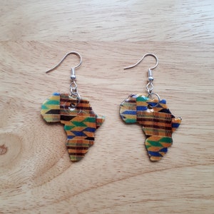 Kente Print Afrika Kaart Glossy Shrink Plastic Drop Oorbellen, Kente Sieraden, Afrika Kaart Oorbellen, Kaart van Afrika, Kente Doek, Ghanese Print