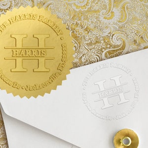 K&ouml;nnte beinhalten: Ein goldfarbener und wei&szlig;er selbsttinteter R&uuml;cksende-Adressstempel mit dem Text "THE HARRIS FAMILY" und "1234 Sea Breeze Dr. Jacksonville, FL 32222" am Rand. Die Mitte des Stempels zeigt den Buchstaben "H" mit dem Namen "HARRIS" zentriert darunter.