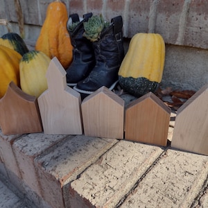 Set von 5 Holzhäusern: geschliffenes, unbehandeltes, massives Hartholz