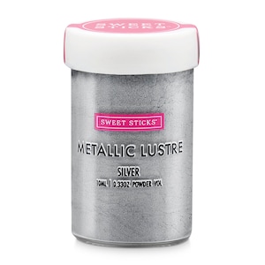 Puede incluir: Un pequeño frasco de polvo lustroso metálico plateado para decorar pasteles y otros productos horneados. El frasco está etiquetado "Sweet Sticks Metallic Lustre Silver 10ml | 0.33oz Powder Vol."