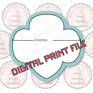 Może przedstawiać: Cyfrowy plik do druku wykrawacza do ciastek w kolorze jasnoniebieskim i białym, o szerokości 10,16 cm. Wykrawacz ma unikalny kształt z zaokrąglonymi krawędziami i różowym napisem "DIGITAL PRINT FILE".