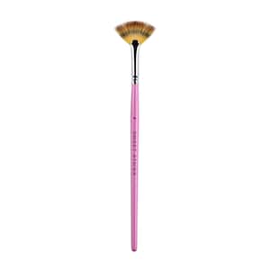 Könnte beinhalten: Ein Fächerpinsel mit einem rosa Griff und einem braunen und weißen Borstenkopf. Der Griff trägt den Text "SWEET STICKS" und die Nummer "4" aufgedruckt.