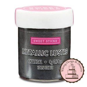 Könnte beinhalten: Ein kleines Glas mit metallischem Glanz in Anthrazit für die Dekoration von Kuchen. Das Glas ist mit "Sweet Sticks Metallic Lustre Charcoal 4g 0.14oz 100% Edible" beschriftet.