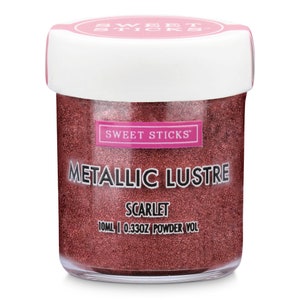 Pode incluir: Um pequeno frasco de pó metálico com brilho na cor escarlate. O frasco é etiquetado com "Sweet Sticks Metallic Lustre Scarlet 10ml | 0.33oz Powder Vol."