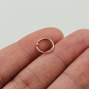 Créoles en or massif 9 carats, anneau de nez écologique minimaliste fait main. 0,8 mm (20 g). Multifonctionnel, peut être porté comme une boucle d'oreille. Tournez pour ouvrir et fermer