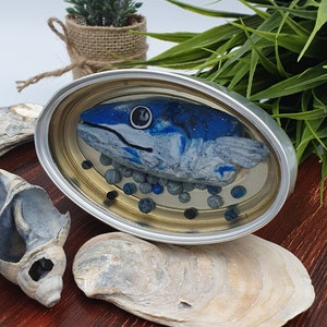 Sardine Kopf Ornament - verzinnte Fischskulptur, handgefertigtes einzigartiges Fimo Clay und Resin Design in echter Zinn. Wohndeko für Küche.