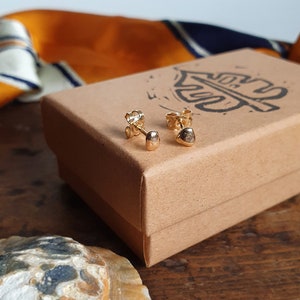 Petits clous d'oreilles en galets en or massif - Boucles d'oreilles petites pépites - Formes organiques naturelles - Design minimaliste délicat fait main en or 9 carats durable