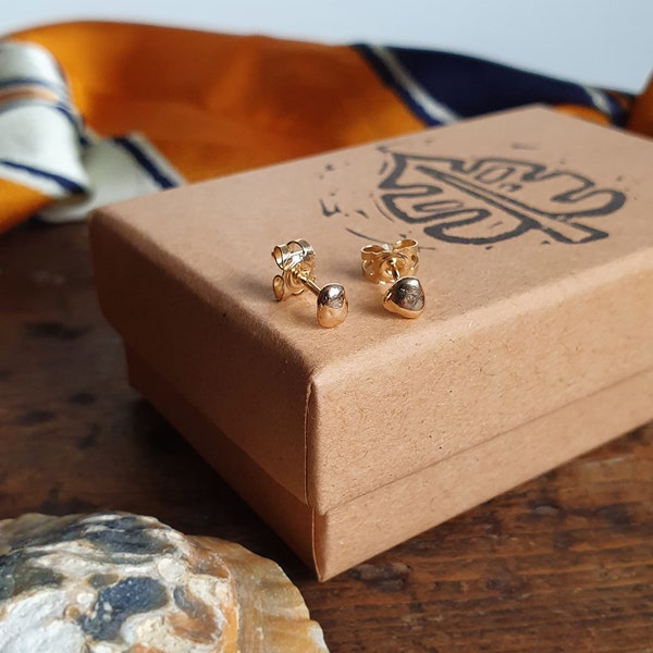 Winzige Solid Gold Pebble Ohrstecker - Kleine Nugget Ohrringe - Natürliche Organische Formen - Zierliche Minimalistisches Design Handgemacht Mit Nachhaltigem 9 Karat Gold