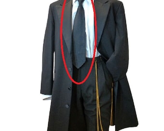 Traje Zoot negro largo preatado con lazo y cuello ajustable