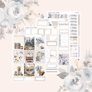 Puede incluir: Un conjunto de pegatinas para planificador con un tema acogedor. Las pegatinas presentan ilustraciones de libros, calabazas y una máquina de escribir. La paleta de colores incluye tonos beige, azul y marrón. El texto "NIKKI PLUS THREE" es visible.