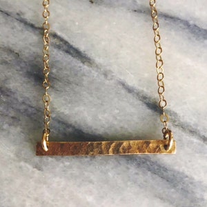 Petite main texturé 14K Gold Fill Bar collier / / or pendentif / / collier barre / / or collier / / cadeaux pour lui / / bijou