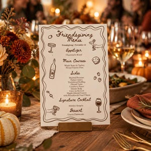 Könnte beinhalten: Eine weiße Friendsgiving-Menükarte mit gewelltem braunem Rand, braunem Text und Strichzeichnungen von Speisen und Getränken. Das Menü listet Gänge wie Vorspeisen, Hauptgerichte, Beilagen, einen Signature-Cocktail und Desserts auf.