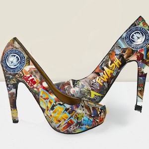Puede incluir: Un par de zapatos de tacón alto con estampado de cómic con personajes como Groot, Rocket Raccoon y Star-Lord. Los zapatos tienen un tacón negro y una plataforma negra.