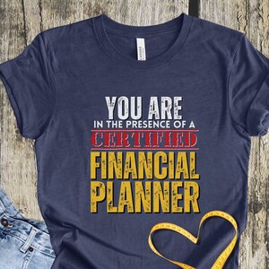 U bent in de aanwezigheid van een certified financial planner shirt CFP shirt cadeau voor CFP cadeau voor financieel planner accountant shirt