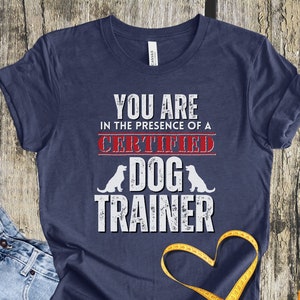 In presenza di un addestratore di cani certificato Camicia da addestratore di cani Camicia divertente per cani Camicia per addestramento del cane Camicia per cani Camicia per cani Camicia amante del cane, Mamma di pelliccia