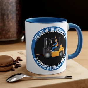 Sei in presenza di un carrellista certificato Tazza da caffè Carrello elevatore certificato Regalo per carrello elevatore Divertente tazza per carrello elevatore Macchinari pesanti