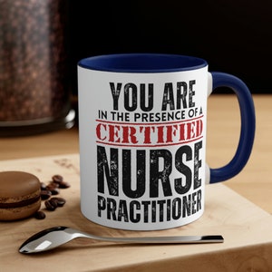In Anwesenheit einer zertifizierten Krankenschwester Praktiker 11 Oz Kaffeetasse für CNP Lustige Tasse Geschenk für Krankenschwester Tasse für registrierte Krankenschwester Geschenk