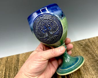 Copa de gres con el Árbol de la Vida Celta hecha a mano: Emblema azul cobalto