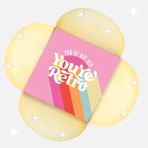 Cartão de aniversário retro | Festa de aniversário bacana | Não é velho, retrô | Padrão de estrela | Envelope de pétalas | Baixar | Imprimir | Design colorido e divertido