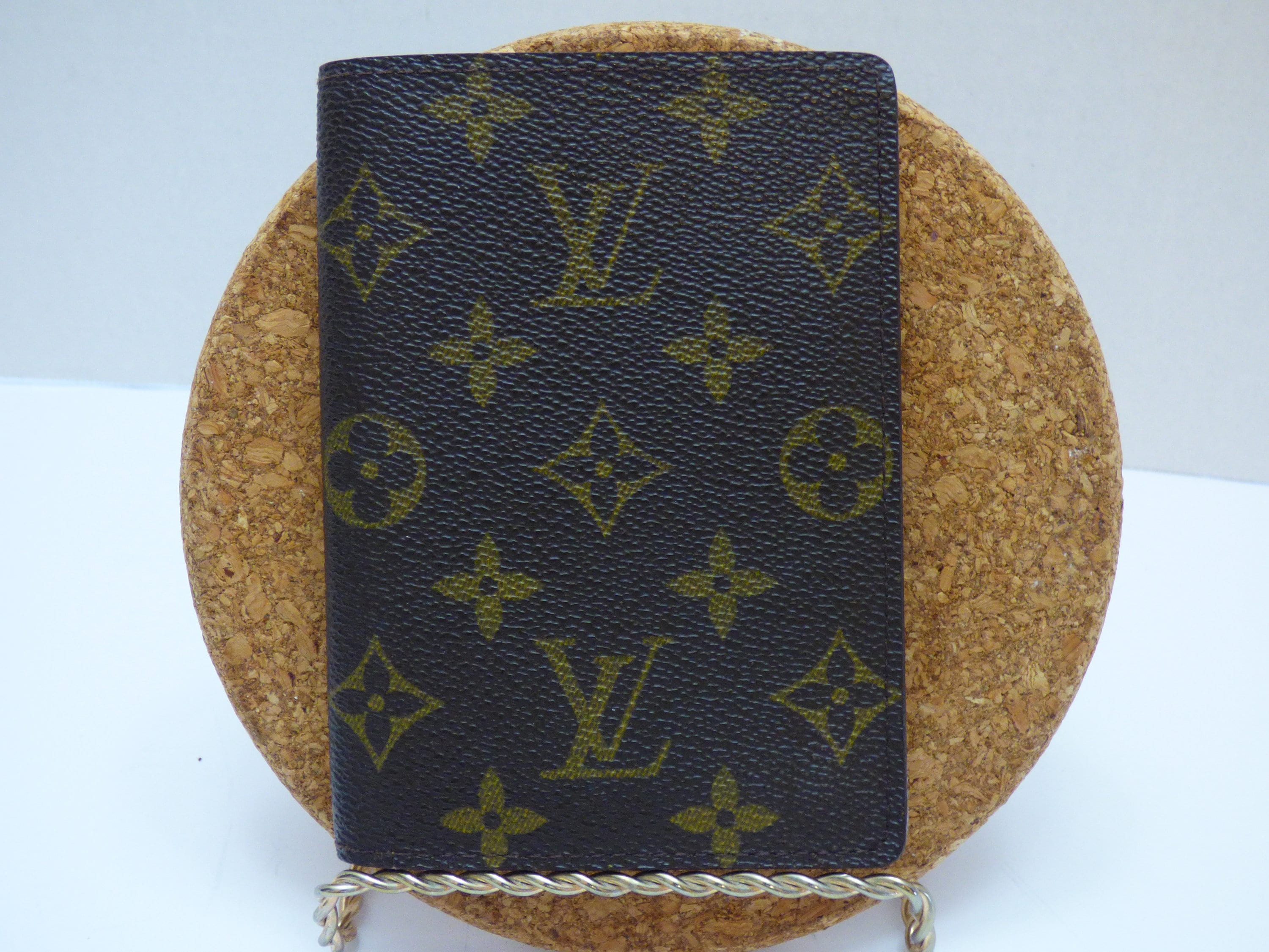 LOUIS VUITTON PASSPORT COVER IN MONOGRAM CANVAS  REVIEW AND THE PERFECT  GIFT FOR YOUR TRAVEL LOVER! 