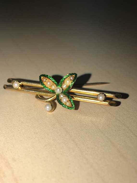 Pin, 14k yellow gold with green enamel and pearls,