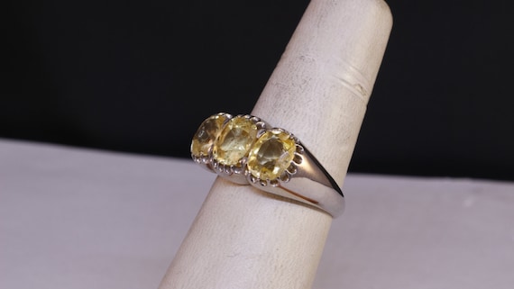 Ring, 14k white gold  with 3 yellow oval sapphire… - image 10