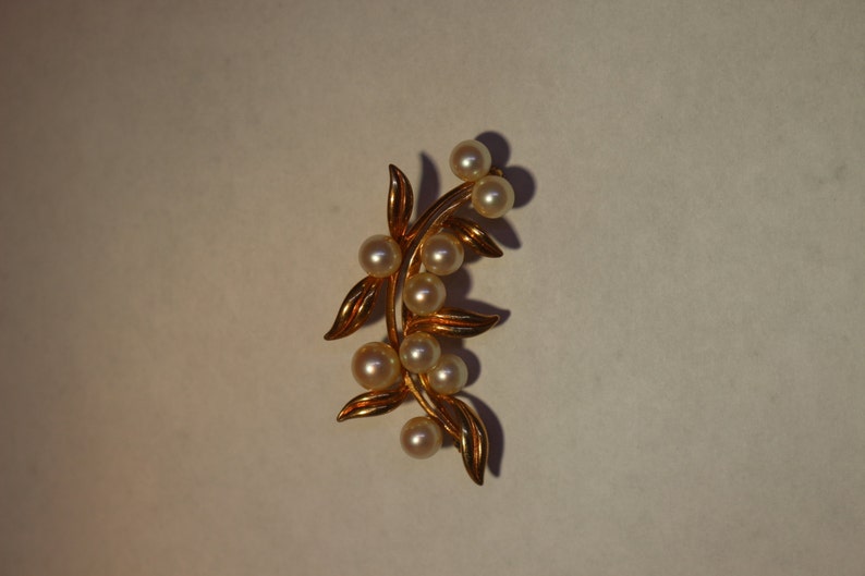 Pin/Brooch,14k rose gold, cultured pearls. Circa 1960's image 3