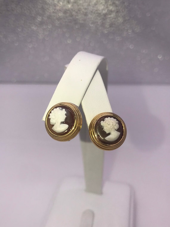 Earrings, Cameo. 18k yellow gold.