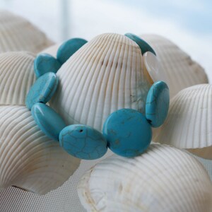 Shell & Turquoise-Colored Howlite Bracelet