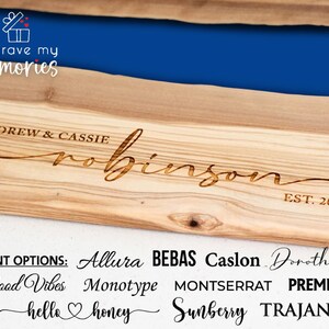 K&ouml;nnte beinhalten: Hellbraunes Holzschneidebrett mit eingraviertem Text "ANDREW & CASSIE Robinson EST. 2021". Das Brett hat eine nat&uuml;rliche Holzmaserung. Der Text "engrave my memories" befindet sich oben links. Schriftoptionen sind unten aufgef&uuml;hrt.