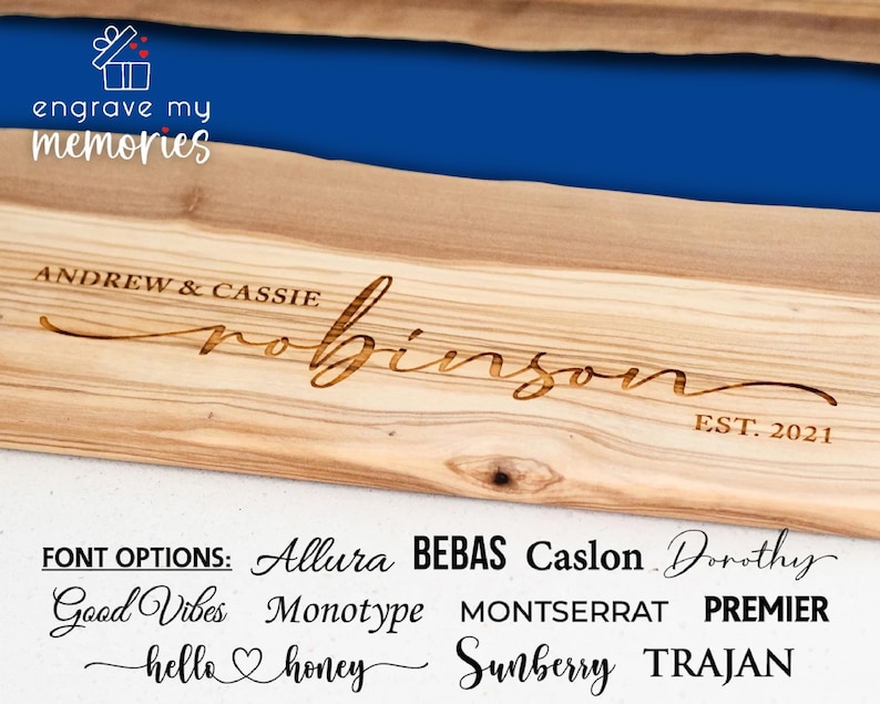 K&ouml;nnte beinhalten: Hellbraunes Holzschneidebrett mit eingraviertem Text "ANDREW & CASSIE Robinson EST. 2021". Das Brett hat eine nat&uuml;rliche Holzmaserung. Der Text "engrave my memories" befindet sich oben links. Schriftoptionen sind unten aufgef&uuml;hrt.