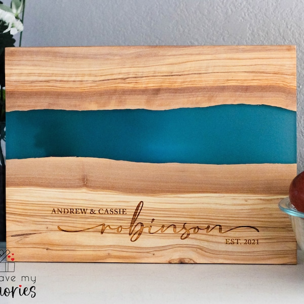 Tabla de charcutería personalizada, regalos para la pareja, tabla de servicio Live Edge, regalo de aniversario personalizado, tabla de cortar de resina, regalo de boda