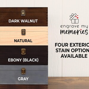 K&ouml;nnte beinhalten: Vier Holzkisten in Dunkelwalnuss, Natur, Ebenholz (Schwarz) und Grau. Jede Kiste hat einen Metallverschluss. Der Text lautet "engrave my memories" und "FOUR EXTERIOR STAIN OPTIONS AVAILABLE."