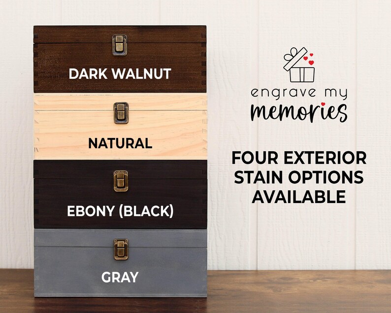 K&ouml;nnte beinhalten: Vier Holzkisten in Dunkelwalnuss, Natur, Ebenholz (Schwarz) und Grau. Jede Kiste hat einen Metallverschluss. Der Text lautet "engrave my memories" und "FOUR EXTERIOR STAIN OPTIONS AVAILABLE."