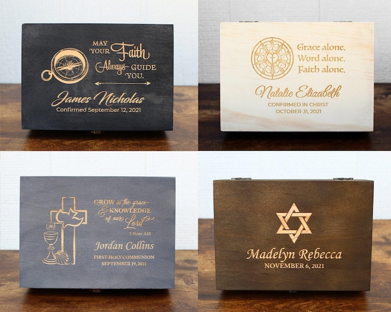K&ouml;nnte beinhalten: Vier h&ouml;lzerne Andenkenboxen mit eingravierten Designs und Text. Die Boxen sind in verschiedenen Farben erh&auml;ltlich: Schwarz, helles Holz, Grau und Braun. Jede Box zeigt religi&ouml;se Symbole und personalisierte Namen mit Daten, geeignet f&uuml;r Firmungen, Erstkommunionen und andere religi&ouml;se Anl&auml;sse.