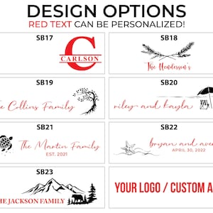 K&ouml;nnte beinhalten: Grafik mit Designoptionen mit dem Text "DESIGN OPTIONS" und "RED TEXT CAN BE PERSONALIZED!". Die Designs umfassen Familiennamen, Initialen und individuelle Kunstoptionen, alles in Schwarz und Rot.