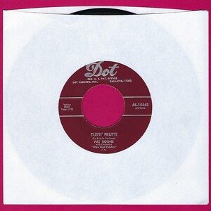 Puede incluir: Una etiqueta de disco de 45 RPM roja y blanca con el texto "Dot" en un círculo blanco. La etiqueta presenta la canción "Tutti' Frutti" de Pat Boone con orquesta. El número de disco es 45-15443.