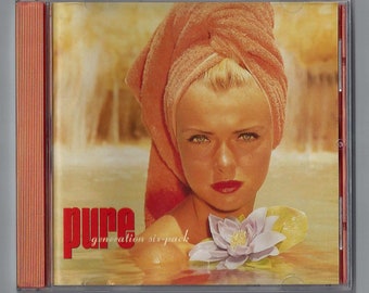 Può includere: Una custodia per CD con una donna con un asciugamano rosa in testa, parzialmente immersa nell'acqua. La donna guarda la fotocamera. Un giglio d'acqua bianco è nell'acqua davanti a lei. Il testo "pure generation six-pack" è sulla custodia.
