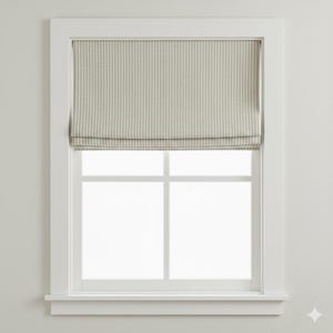 Puede incluir: Una ventana con marco blanco con una persiana romana a rayas verdes y blancas. La persiana está parcialmente levantada, revelando los montantes en forma de cruz de la ventana. La ventana está colocada contra una pared blanca lisa.