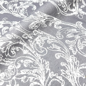 Pode incluir: Tecido cinza com um padrão damasco branco. O tecido tem uma textura sutil e um design clássico.