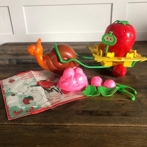 Vintage Strawberry Shortcake „Escargot Snail Cart” w 100% ukończony! *RZADKO-HTF*
