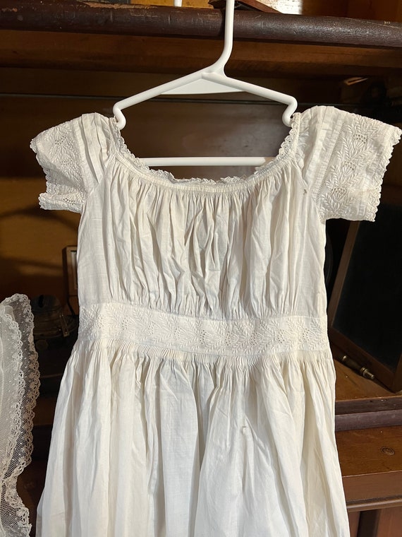 Elegant Victorian dress and bonnet - image 3
