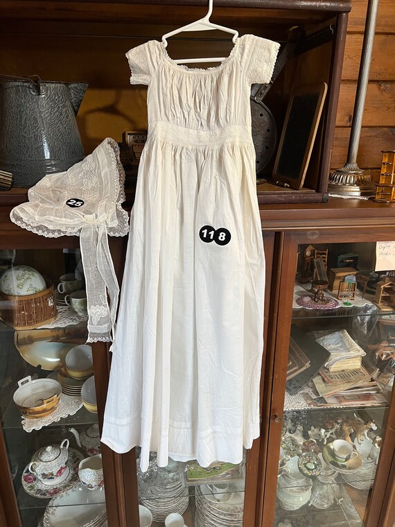 Elegant Victorian dress and bonnet - image 2